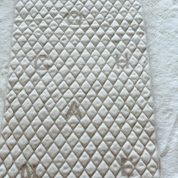 CHANEL women winter cashmere set scarf/ hat Authentic Retail 4500$ - Picture 10 of 10